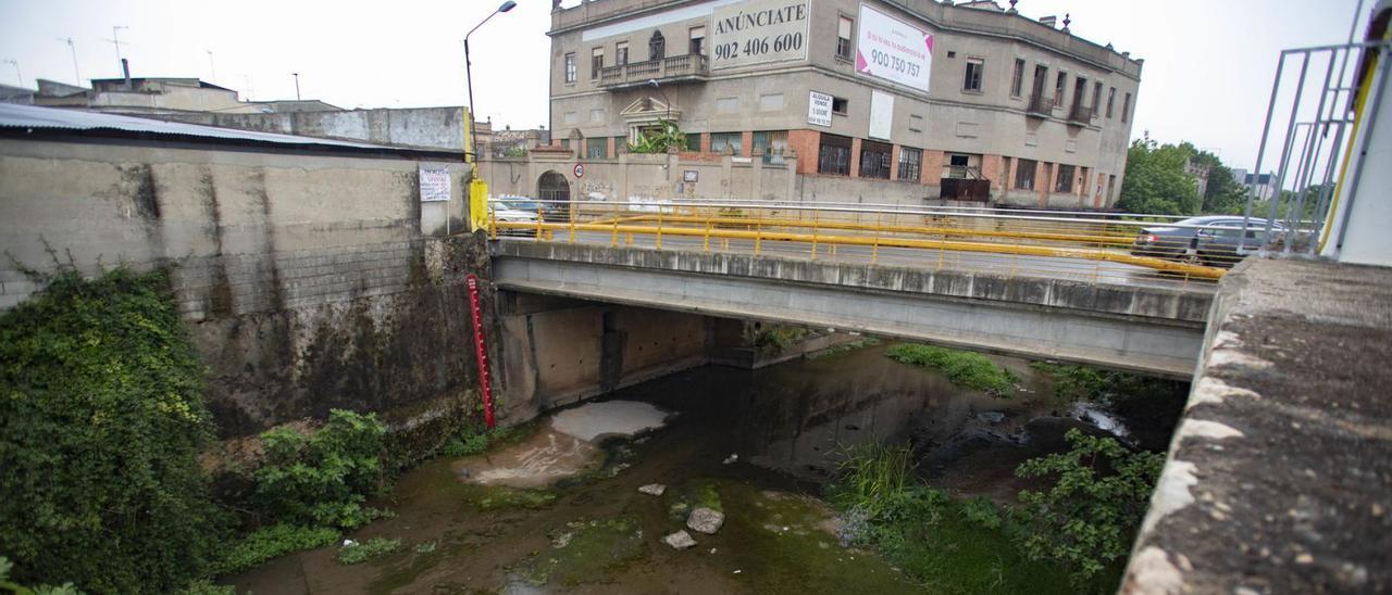 El barranco de la Casella en la intersección con la antigua carretera de Carcaixent que representa un cuello de botella. | PERALES IBORRA