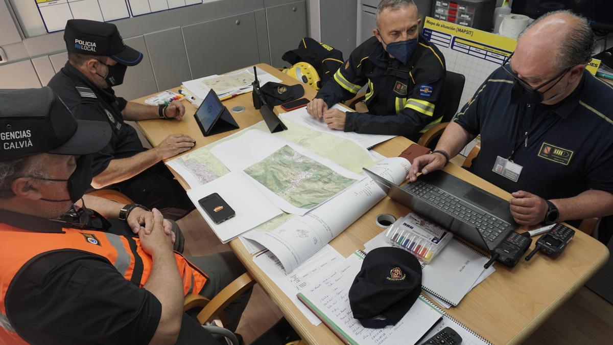 Los profesionales de Emergencias organizando la estrategia