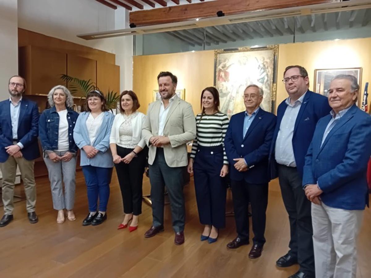 El alcalde y la concejala, en el despacho de Alcaldía, con miembros de la junta directiva de la Sociedad Venida de la Virgen