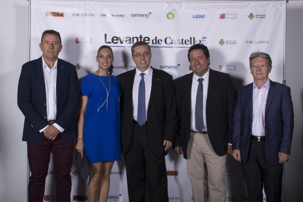 Vicent Sales, María España, el delegado de Levante de Castelló, Pepe Beltrán, con el presidente de la Diputación de Castelló, Javier Moliner, y Juan José Pérez Macián.