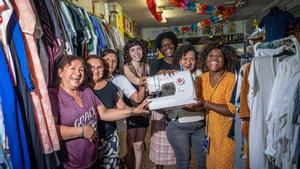 Rosario Cantos, Marta Elisabet Sánchez, Norma Luz Díaz, Xènia Alcàntara, Grace Akpoli, Norma Elisabet Martínez y Yolanda Akpoli, participantes del taller de costura de la asociación Unió per les Segones Oportunitats, de Badalona, premiada por las Naciones Unidas.