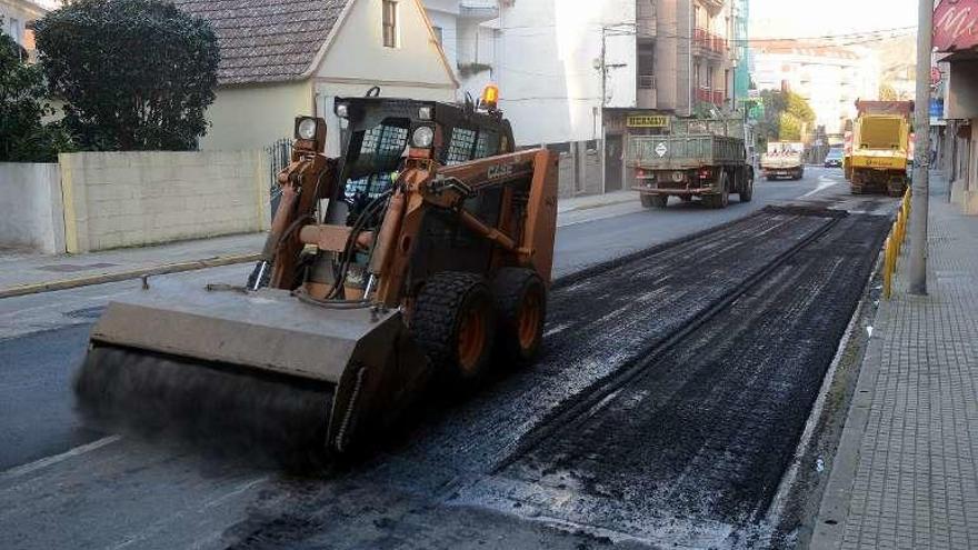 Obras de bacheo en la calle Progreso. // R. Vázquez