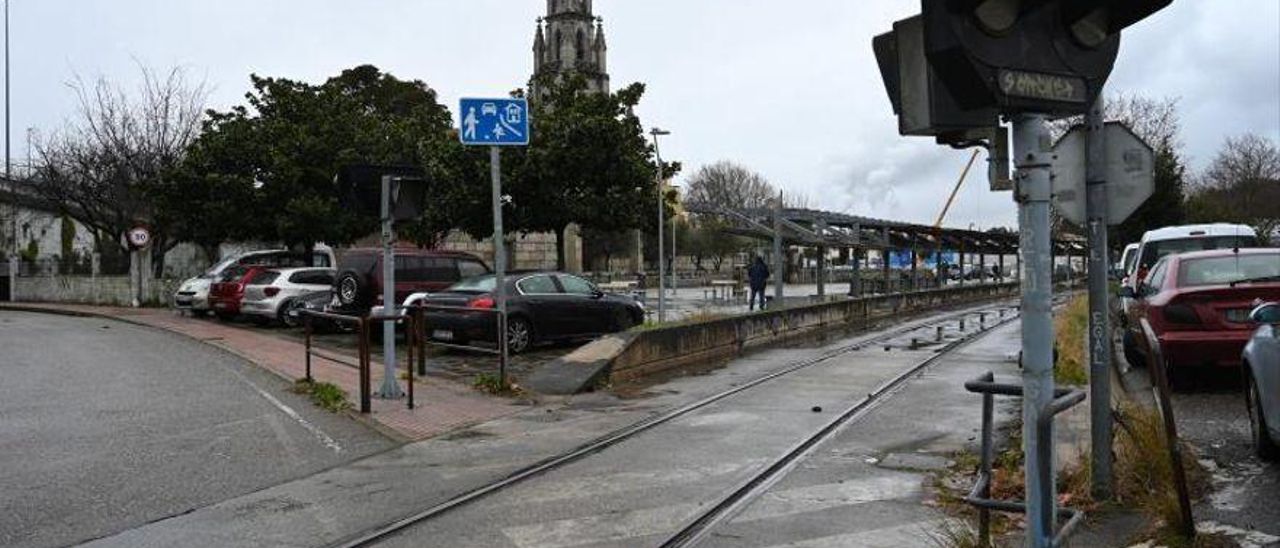 Imagen de la línea ferroviaria atravesando la plaza de Os Praceres.