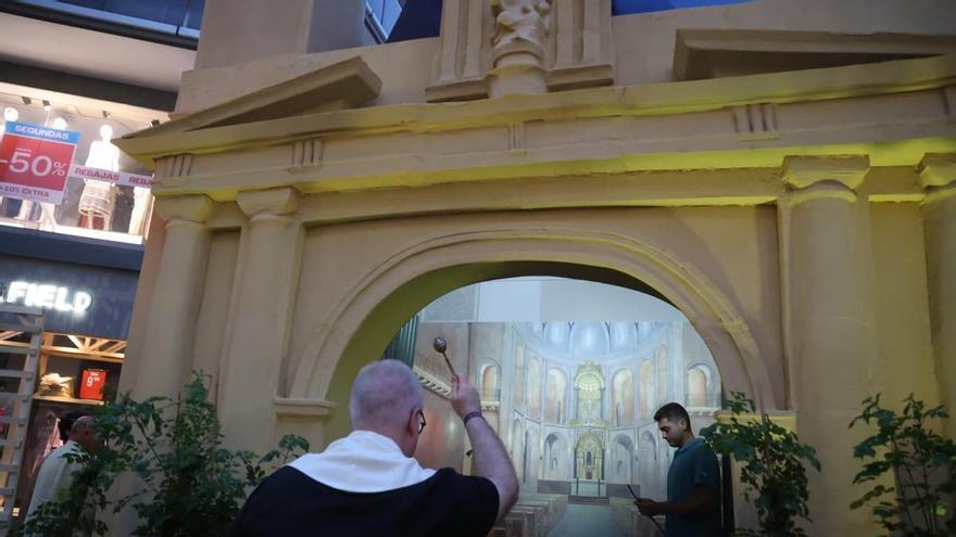 El Cabasset emula la concatedral de San Nicolás en su portalada y recibe la bendición del vicario