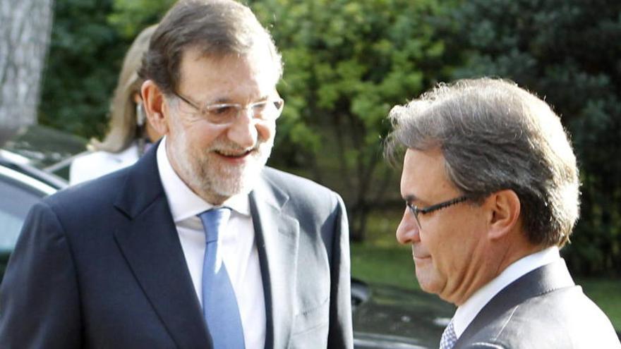 Artur Mas recibiendo a Mariano Rajoy en Pedralbes, en 2013.