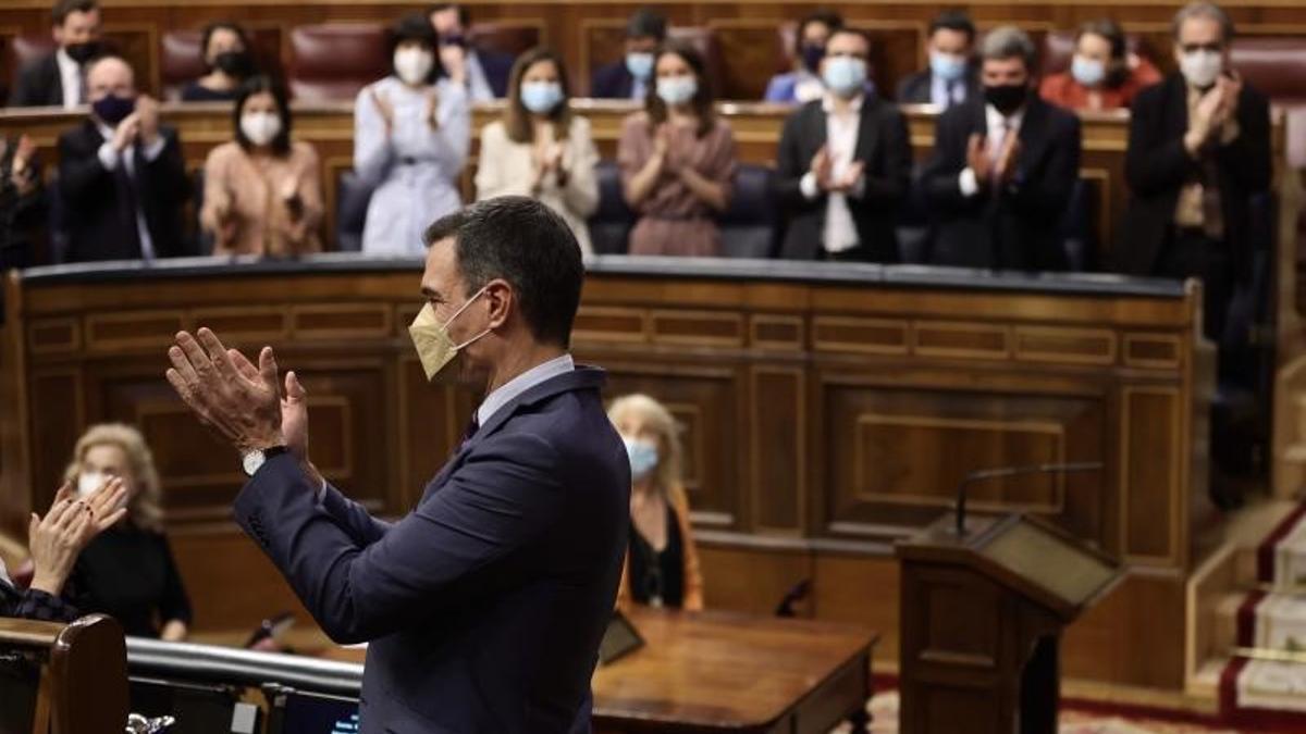 El presidente del Gobierno, Pedro Sánchez, aplaude con su bancada y la del Ejecutivo durante el pleno del Congreso de este 30 de marzo de 2022, centrado en el plan anticrisis y el giro sobre el Sáhara.
