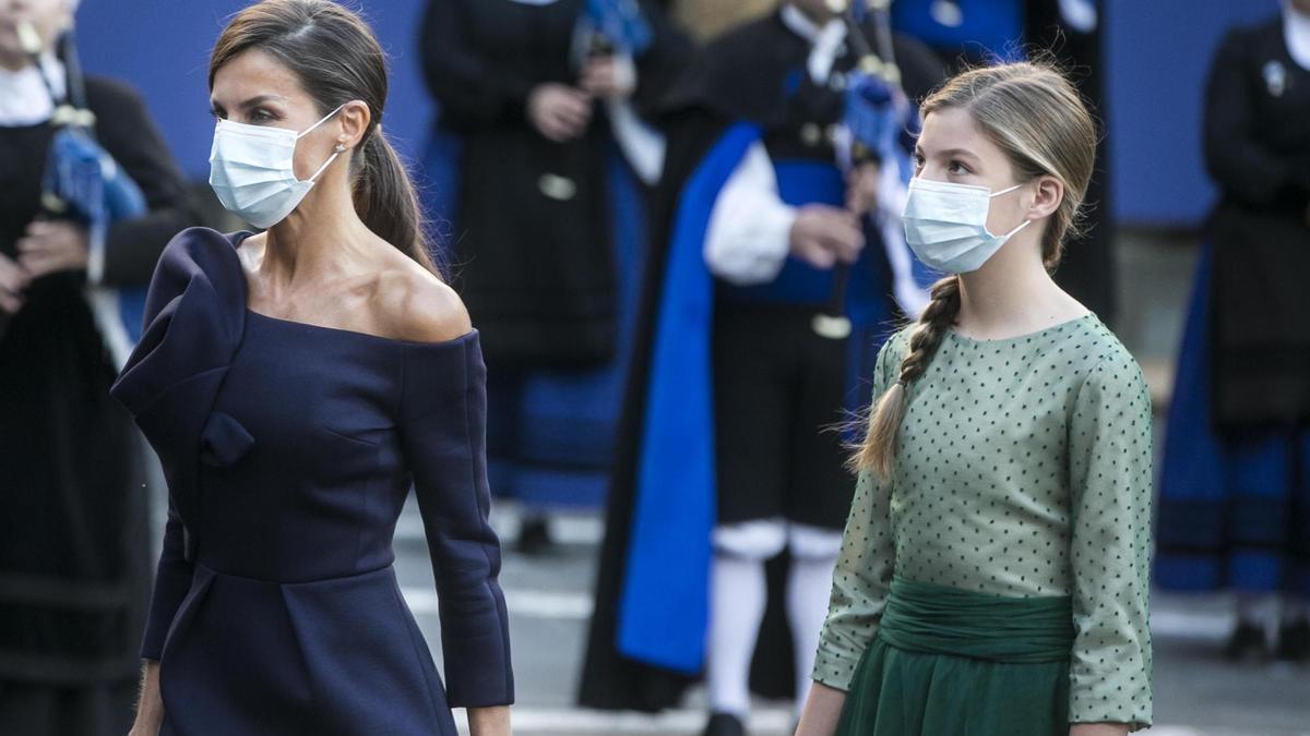 Letizia, con uno de sus looks más aclamados, y la Infanta Sofía.