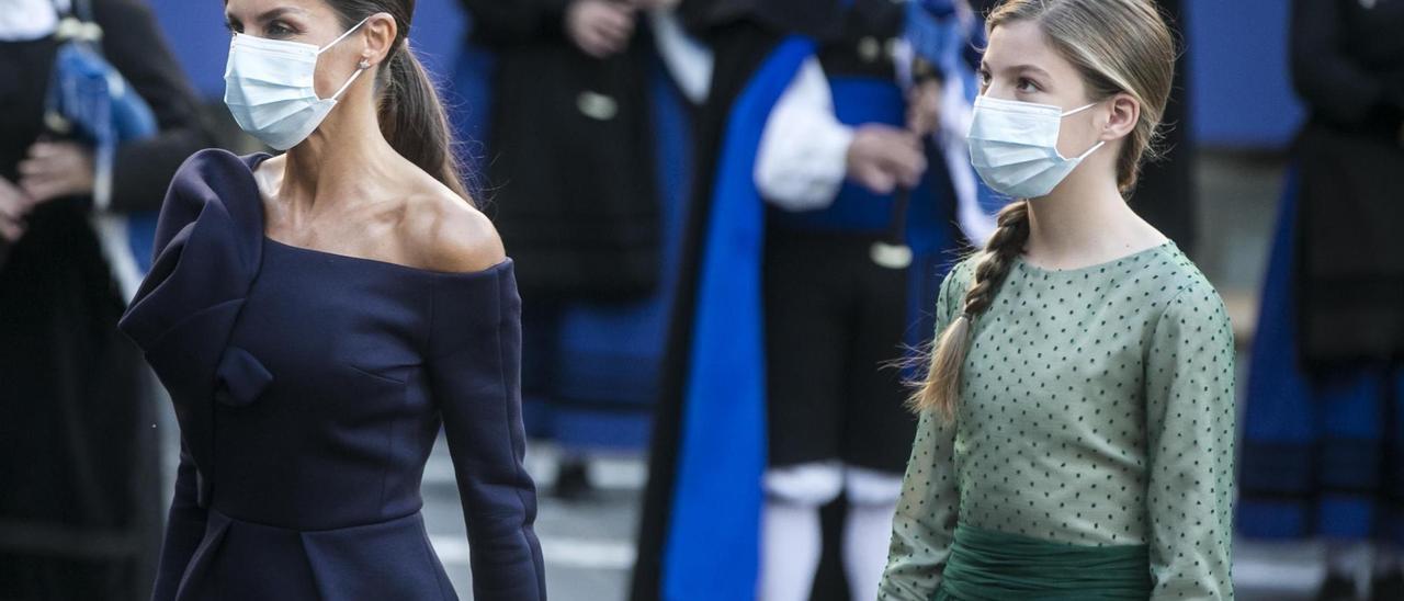 Letizia, con uno de sus looks más aclamados, y la Infanta Sofía.