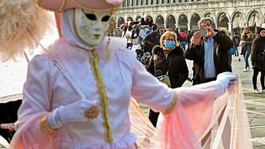 Unos turistas con mascarilla por Venecia.