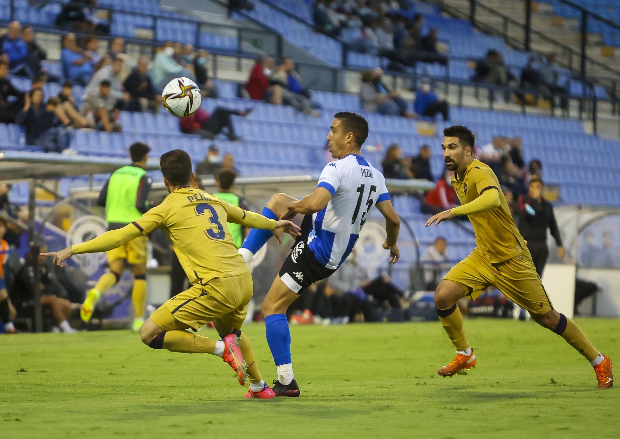 El Rico Pérez se harta del equipo: así se vivió en el estadio el Hércules - Atlético Levante