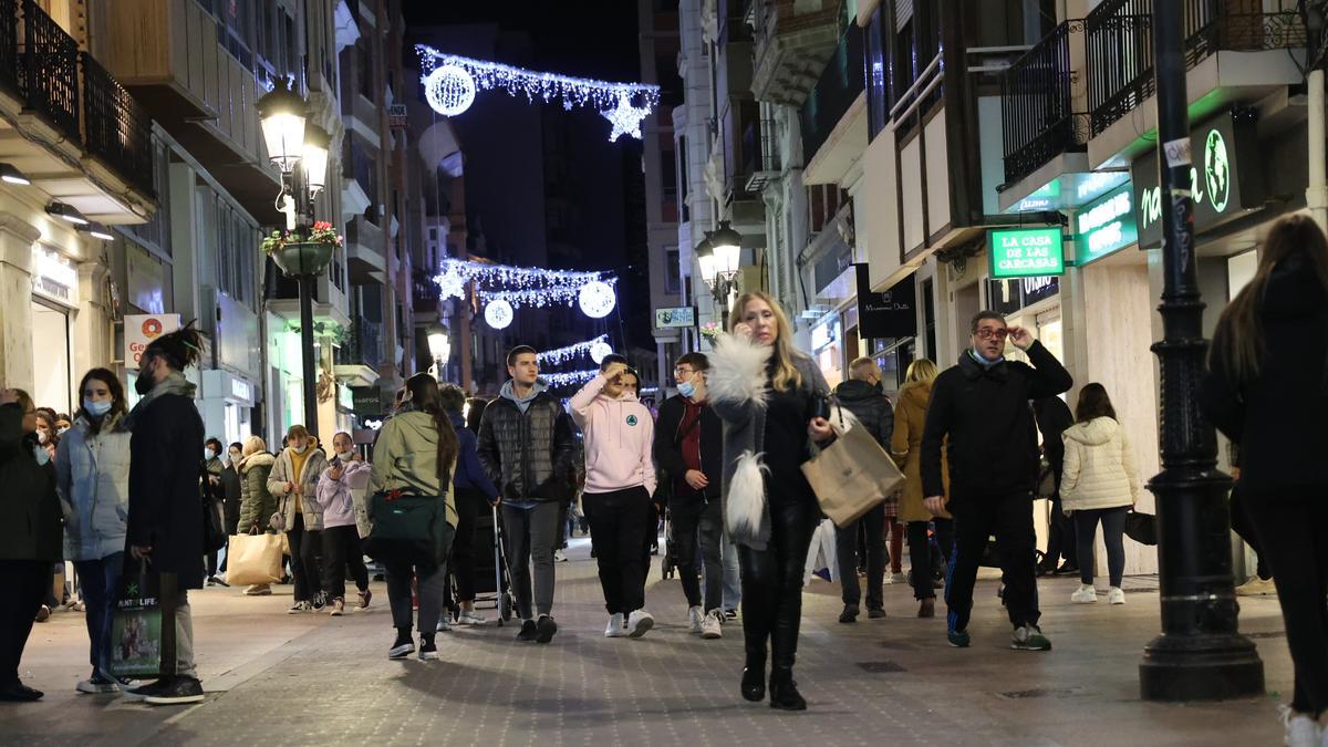La calle Enmedio de Castelló repleta de viandantes. Muchos aprovechan para realizar las primeras compras.