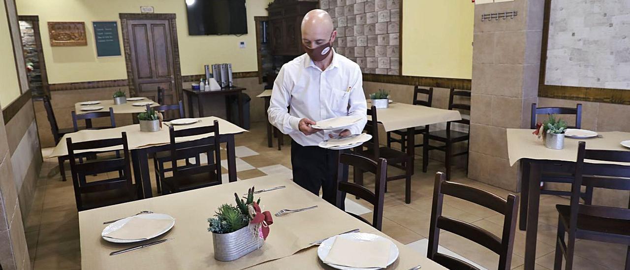 Agustín Corte preparando la vuelta de las cenas en el interior de un local de la Ruta de los Vinos de Oviedo. | L. M.