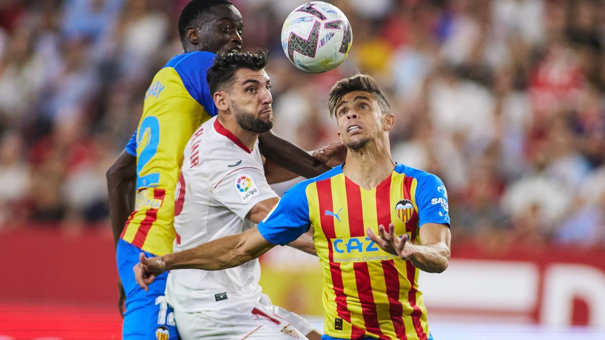 Rafa Mir, Gabriel Paulista y Mouctar Diakhaby en el Sevilla-Valencia de la temporada 22-23.