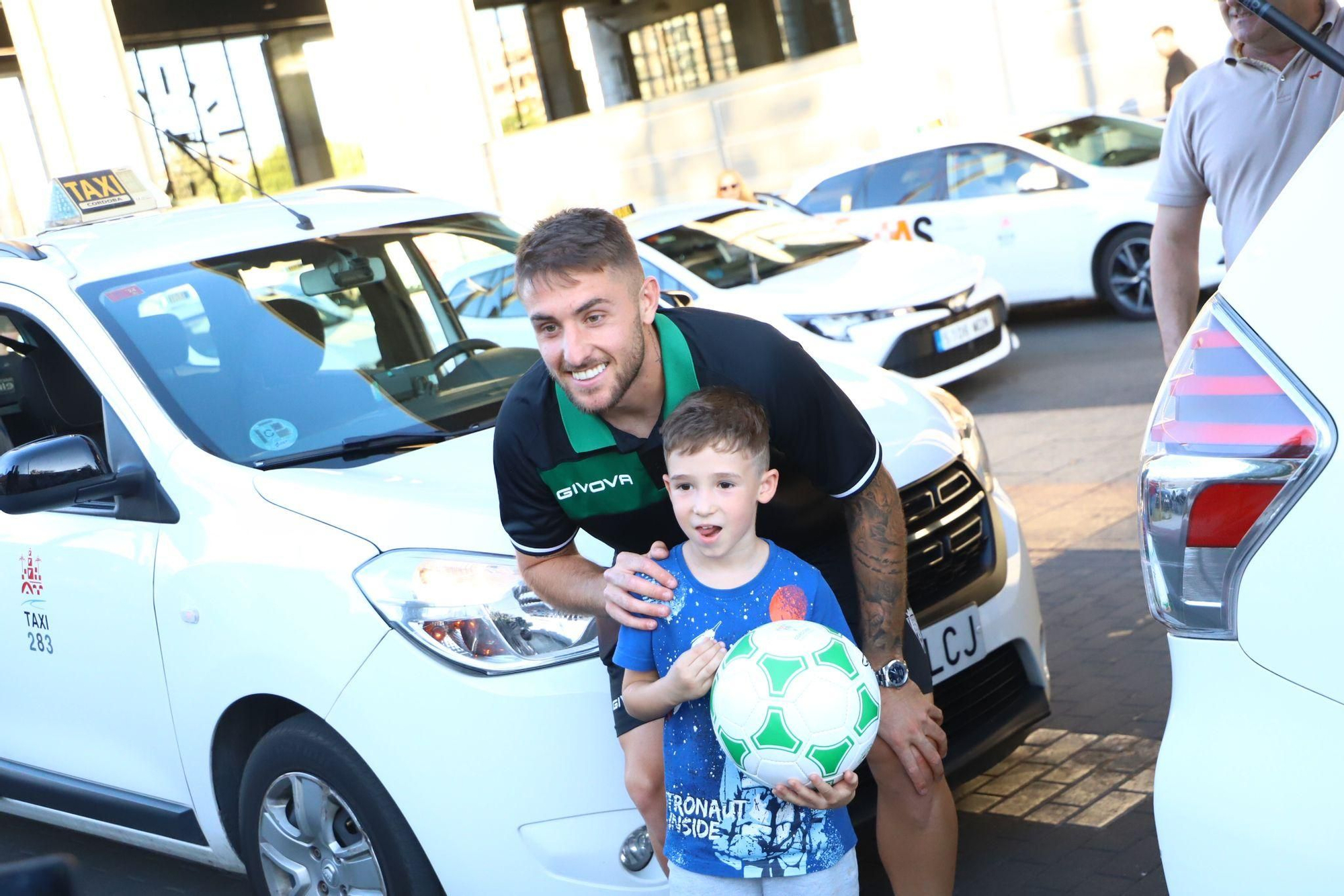 El Córdoba CF vuelve a casa tras el penúltimo paso hacia el ascenso