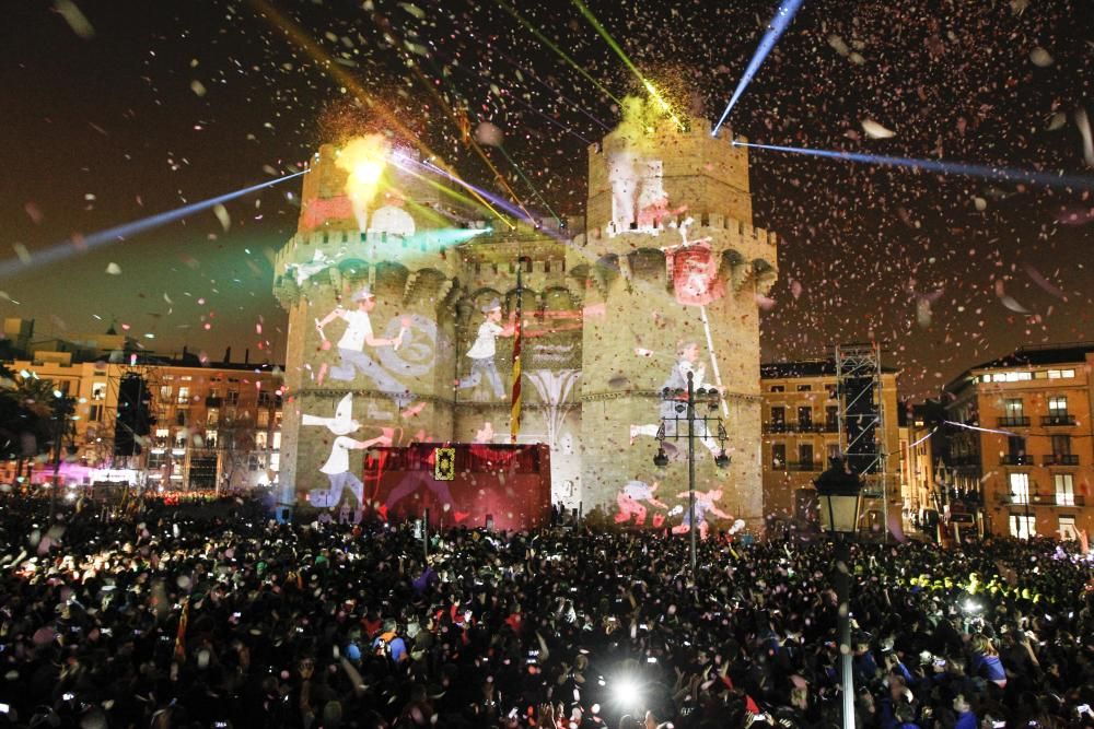 La Crida 2017 fue la de las Fallas de la Unesco. El montaje de luz y música quiso ser un homenaje a todos aquellos que desde al más pequeño casal "fan festa". Las falleras mayores Raquel Alario y Clara Parejo llamaron a participar en la fiesta y olvidarse de todas las preocupaciones cotidianas para centrarse por la alegría de vivir unas fallas para los sentidos.