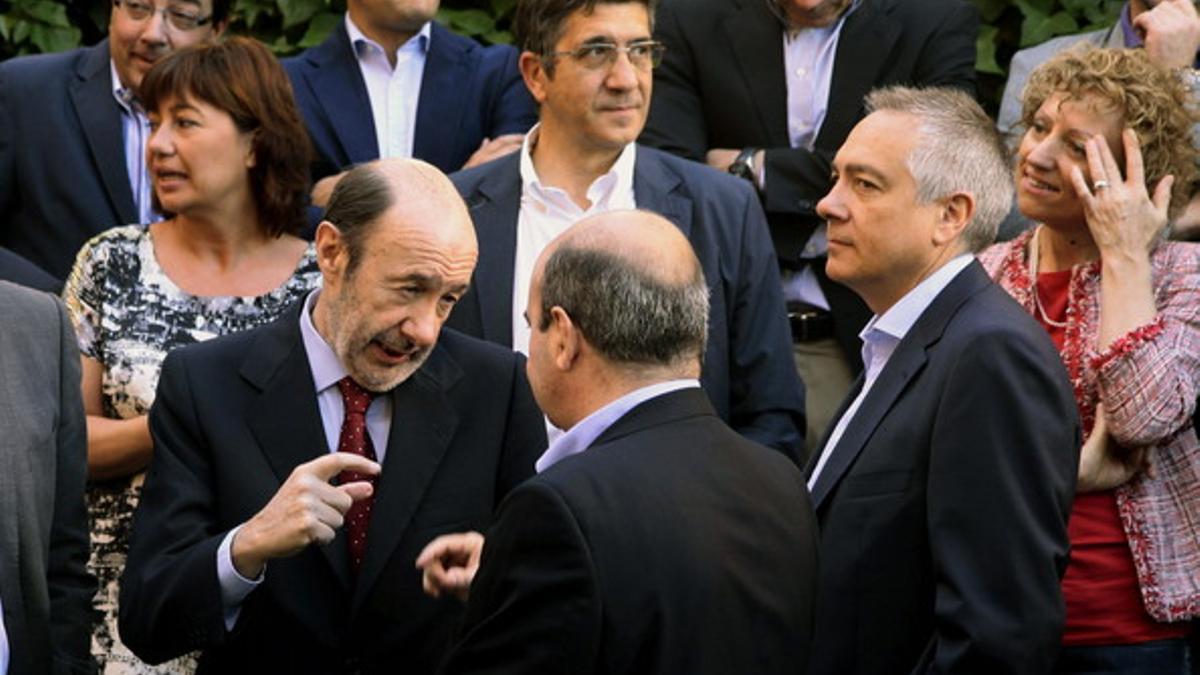 Pérez Rubalcaba conversa con Zarrías (de espaldas), junto a Navarro, líder del PSC.