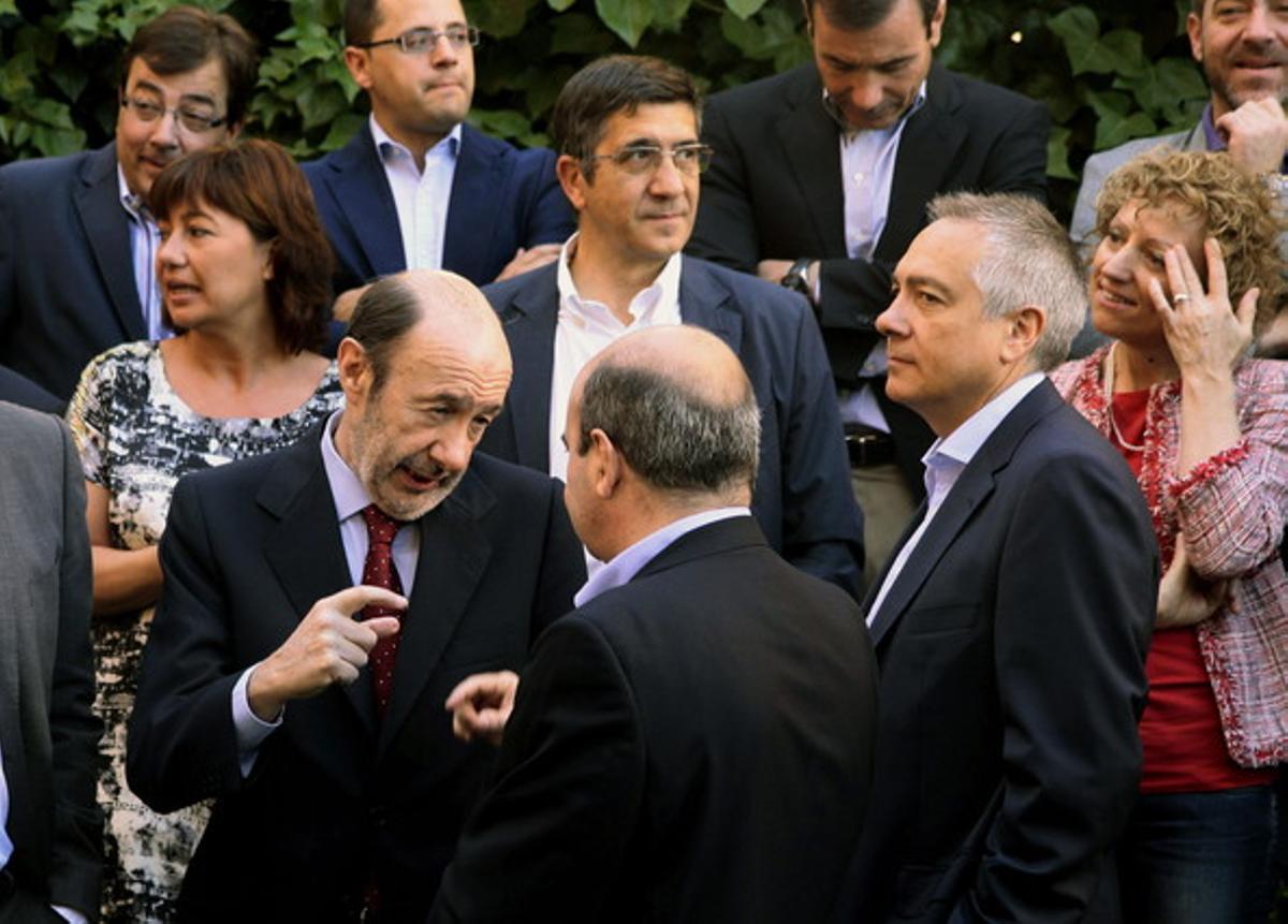Pérez Rubalcaba conversa amb Zarrías (d’esquerra), al costat de Navarro, líder del PSC.