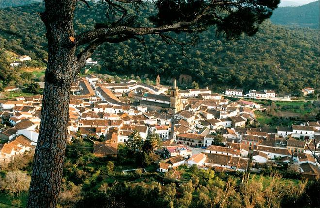 Alájar, en la sierra onubense de Aracena, es un pueblo de estampa seria, de postal antigua, con est