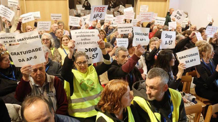 Los protestantes en el pleno del Concello.