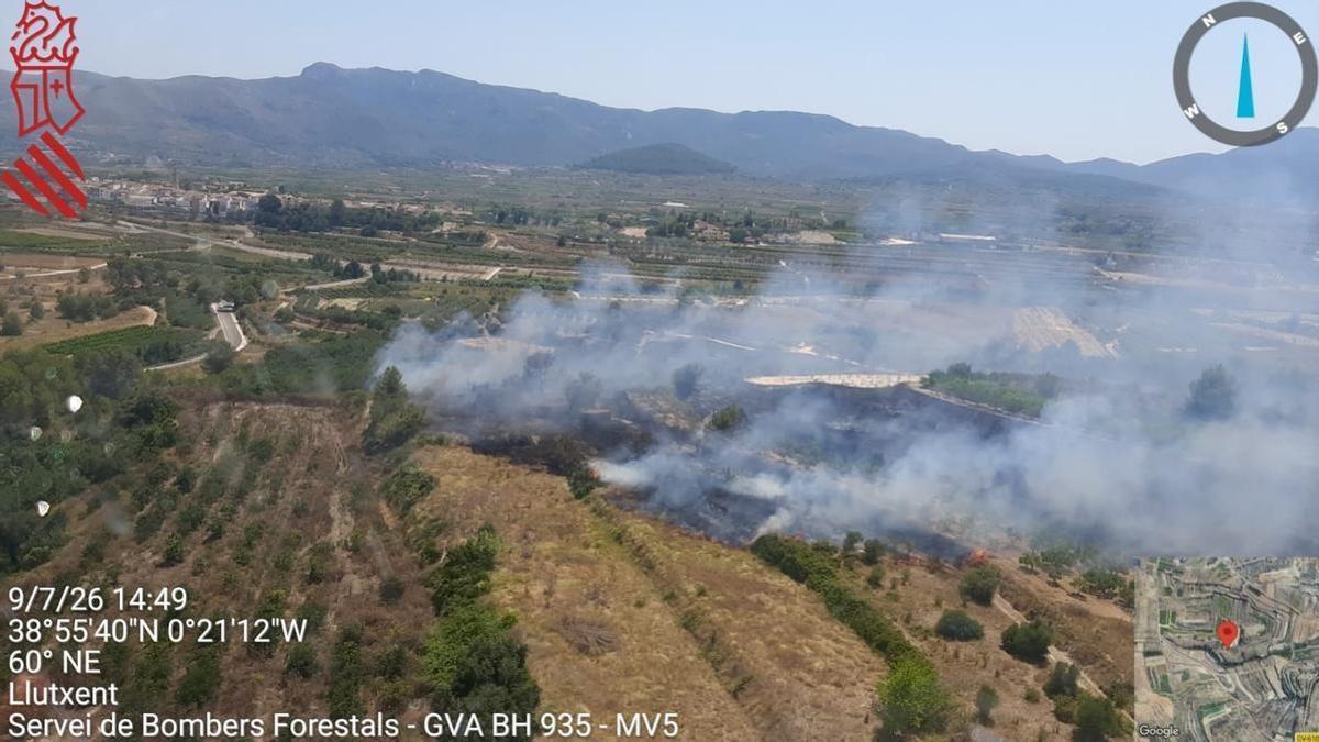 Cinco medios aéreos trabajan para extinguir un incendio de vegetación localizado en Llutxent