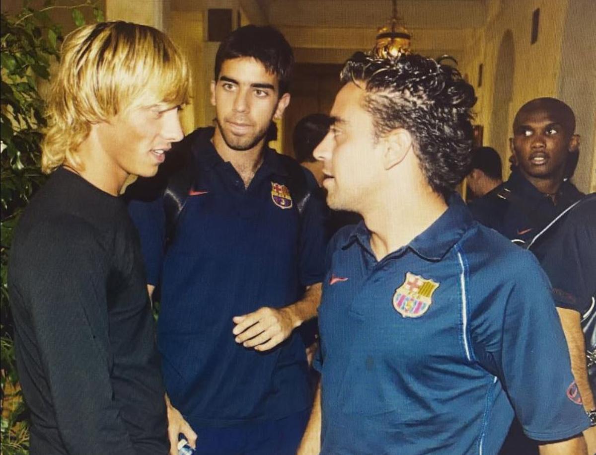 Vila parla amb Xavi Hernández i Oleguer Presas durant una visita del Barça a Santander el 2005