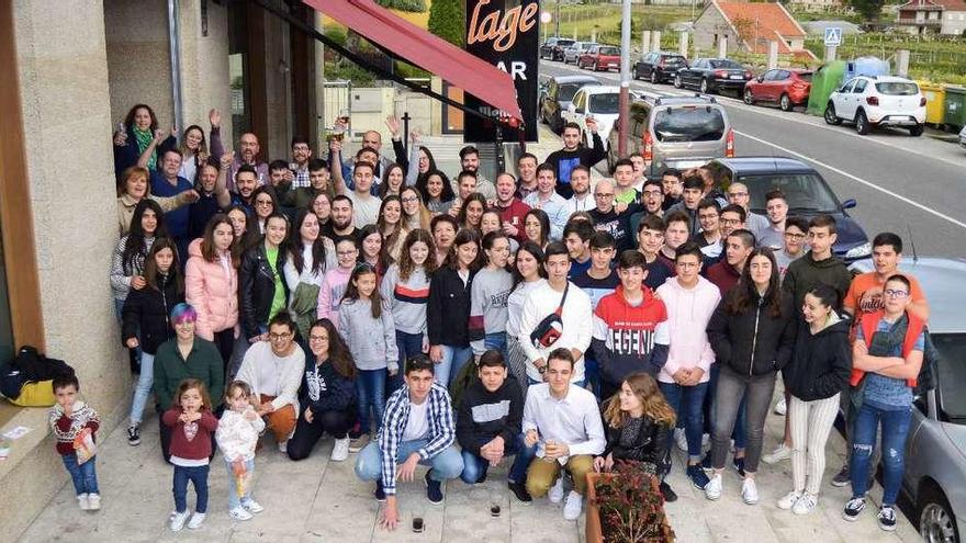 Celebración del &quot;Flicornio D&#039;Oro&quot;, a las puertas del establecimiento hostelero de Meaño. // Iñaki Abella