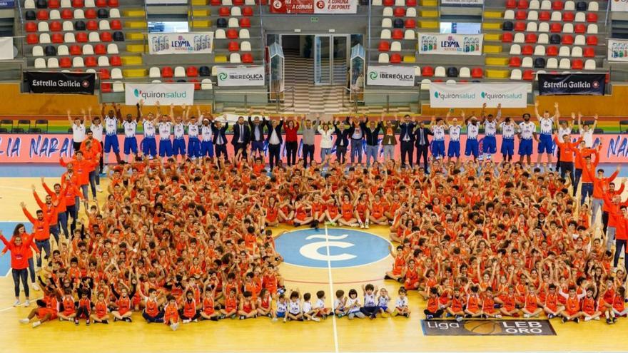 Foto de familia del Leyma Coruña de la pasada temporada. |  // L. O.