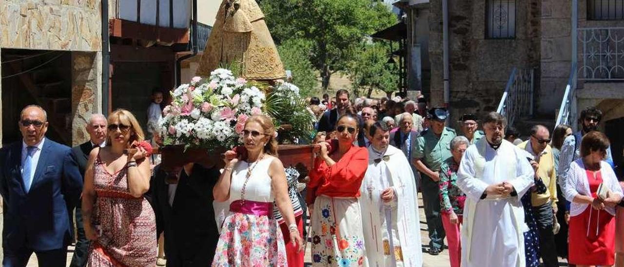 La procesión celebrada ayer, con el párroco de Codeseda (izda.) tras la virgen y el alcalde, al fondo.