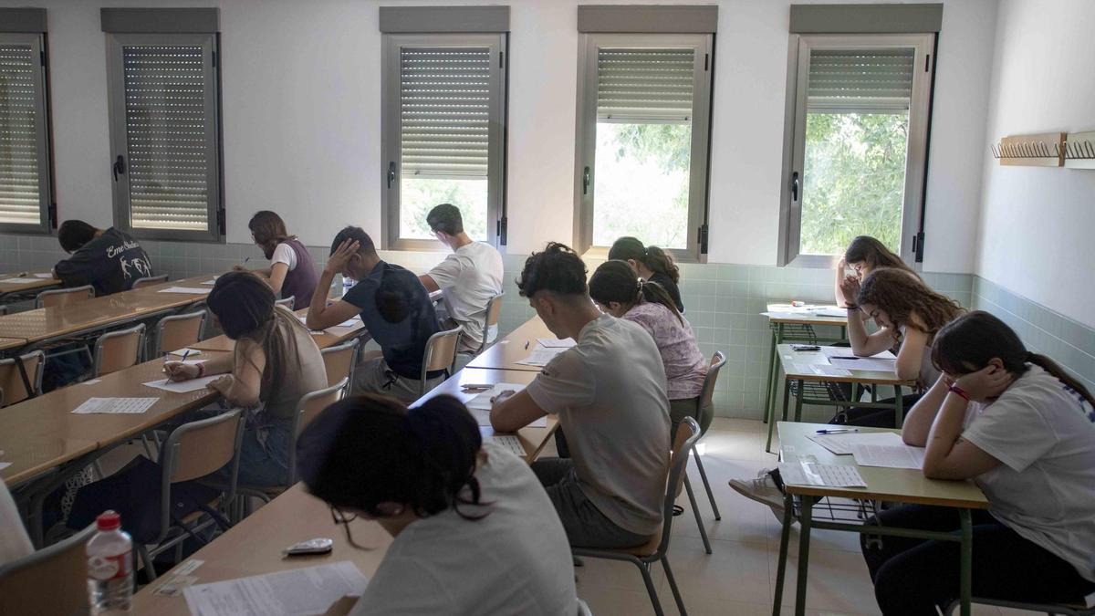 El alumnado hace un examen, en una imagen de archivo.