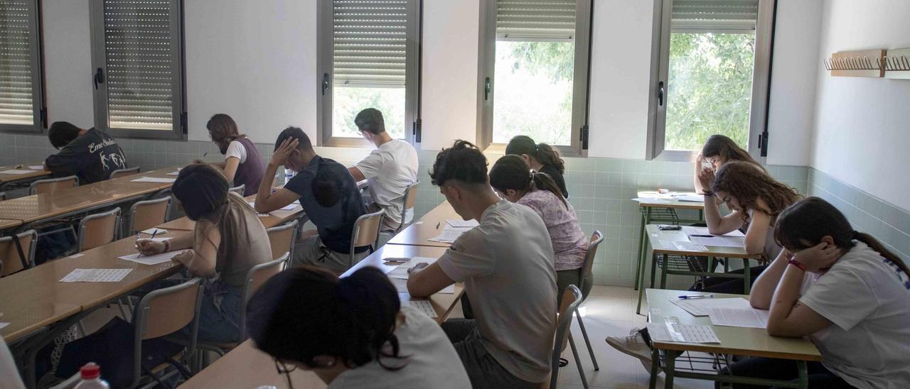 Alumnos en un examen de la Ebau en Xàtiva.