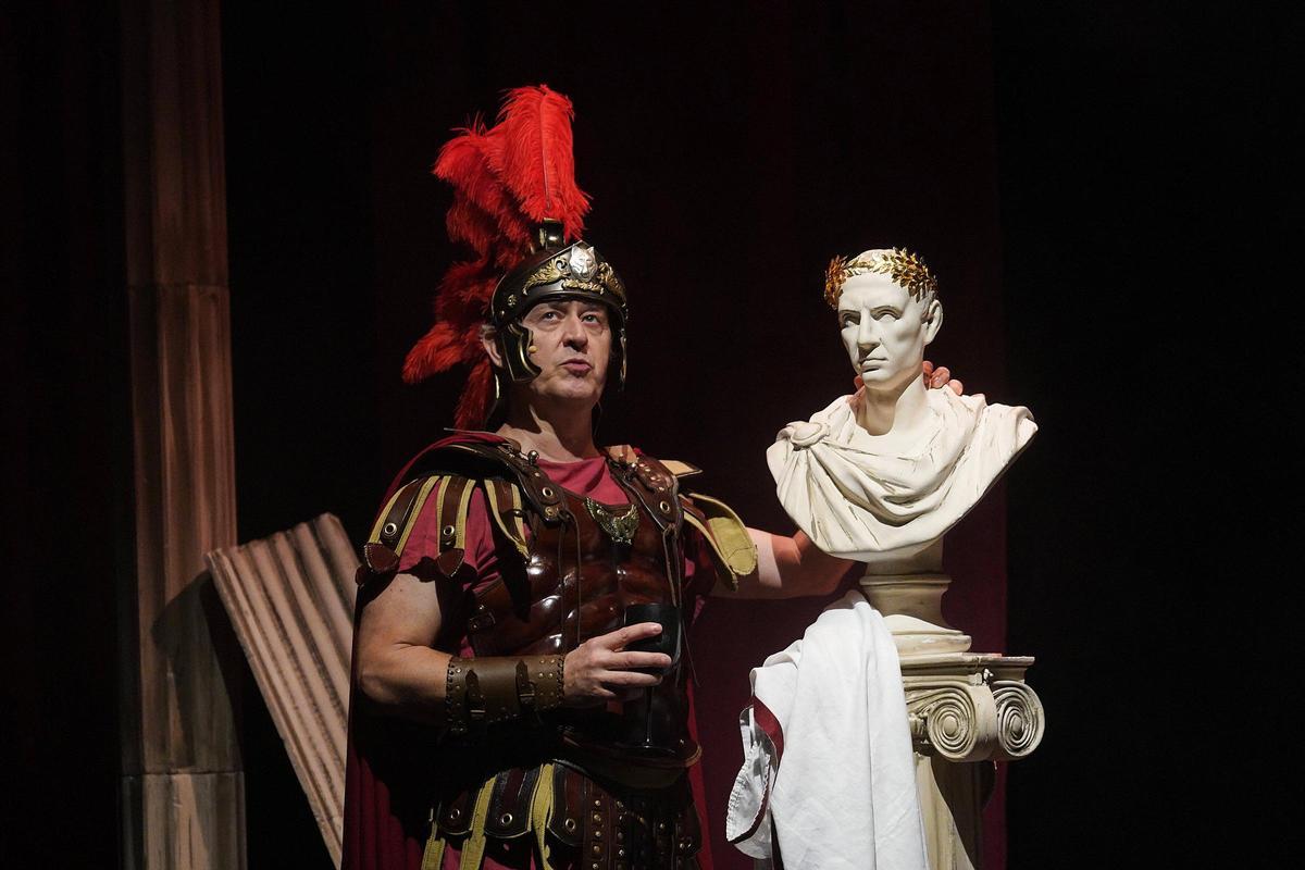 Un passi de gràfics de l'espectacle "Un tal Cèsar" que presentarà Cascai Teatre al Teatre de Salt.