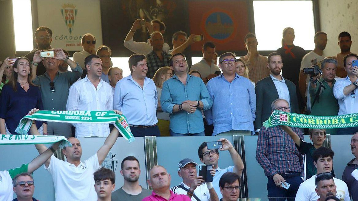 José María Bellido, con la directiva del Córdoba CF en el palco de El Arcángel.