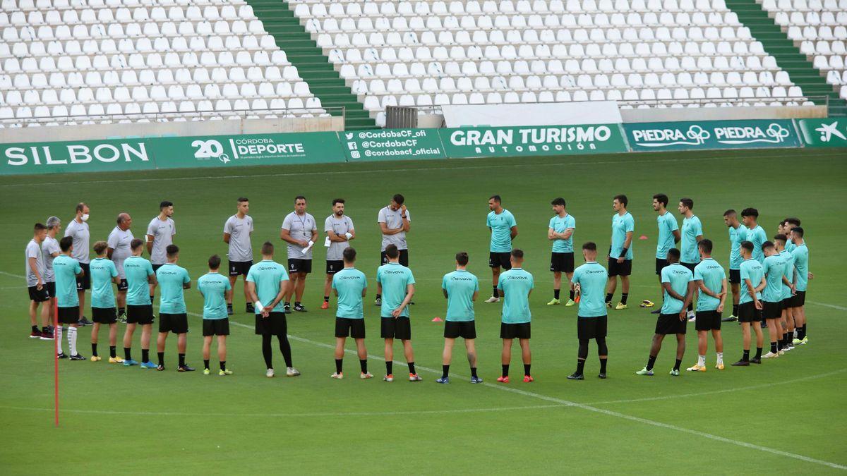 Germán Crespo y su cuerpo técnico rodeado de la plantilla cordobesista en El Arcángel.