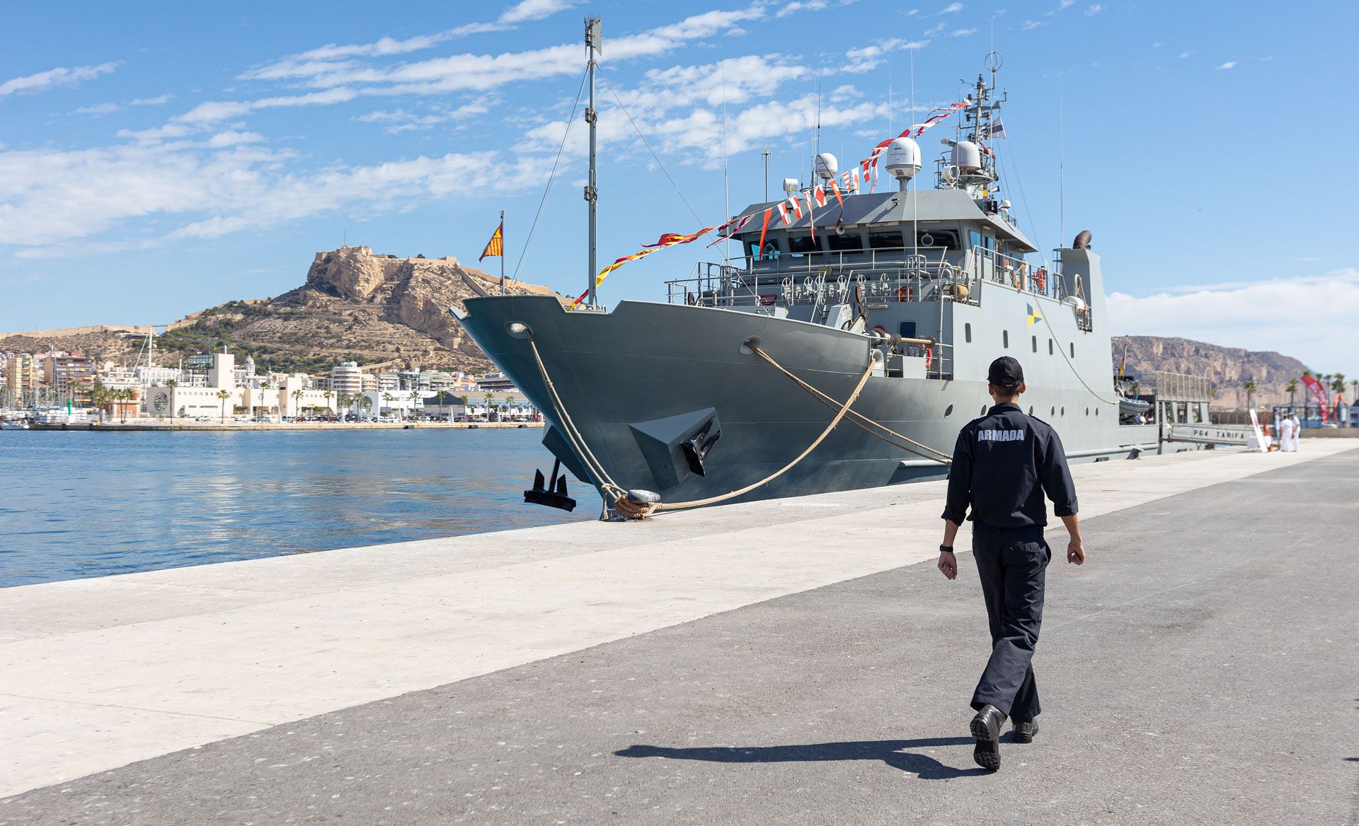El patrullero Tarifa atraca en Alicante