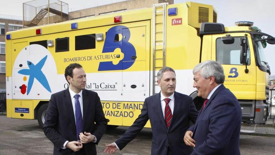 Por la izquierda, el consejero de Presidencia del Principado, Guillermo Martínez; el gerente del SEPA, Antonio del Corro, y el jefe de la zona norte de CLH, Rafael Grande, ante un camión de bomberos en El Arbeyal.
