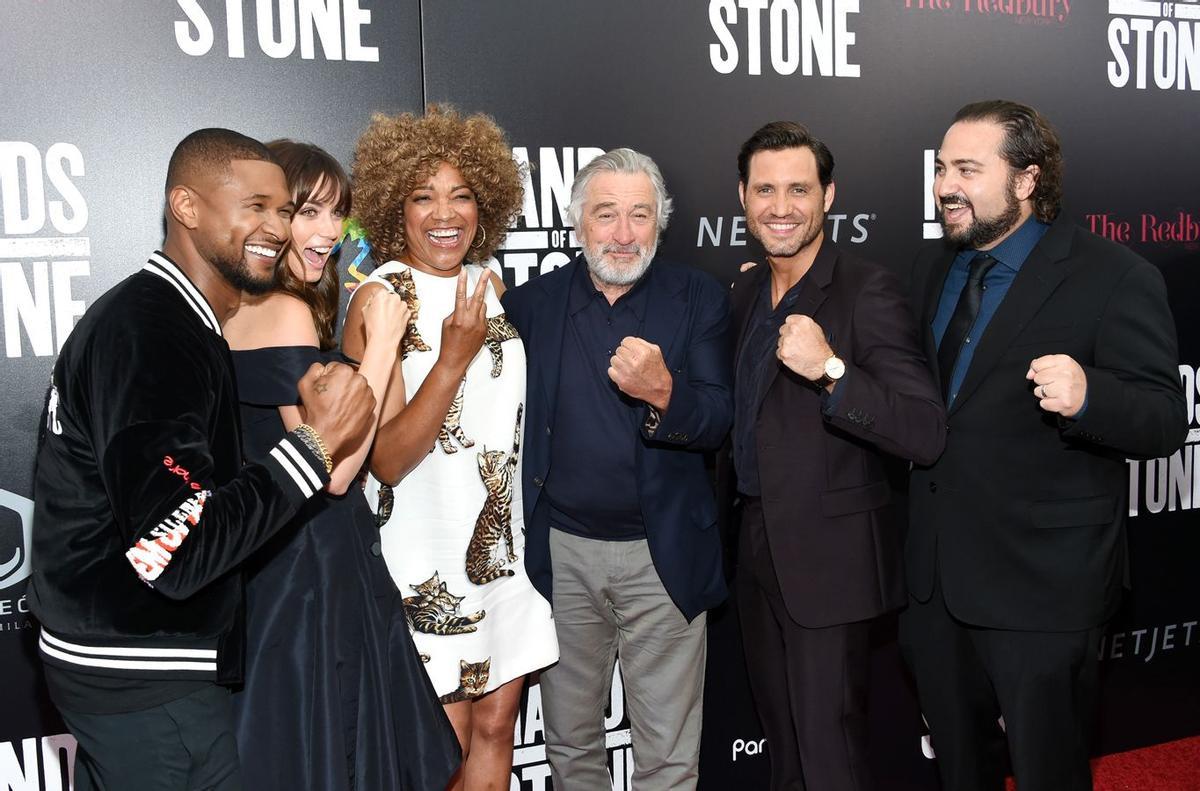 Usher Raymond, Ana de Armas, Grace Hightower, Robert De Niro, Edgar Ramirez y Jonathan Jakubowicz en el estreno de 'Hands of Stone'.