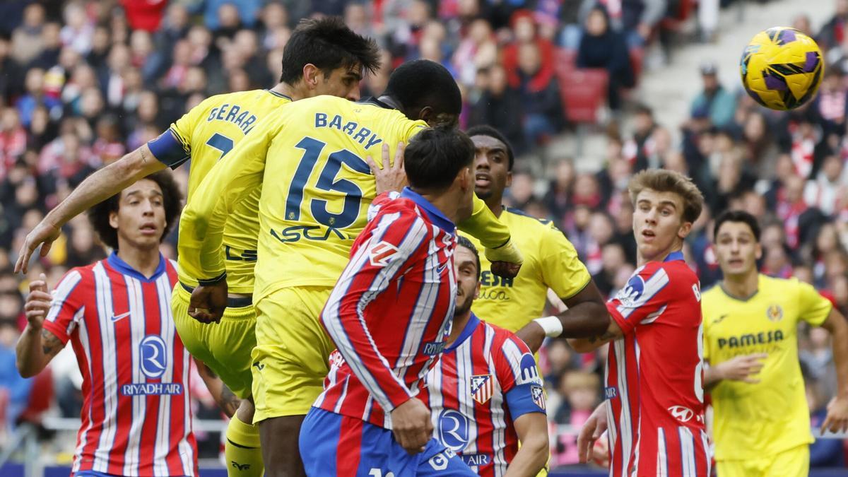 Moreno remata ante su compañero Thierno Barry en el partido del Atlético de Madrid ante el Villarreal