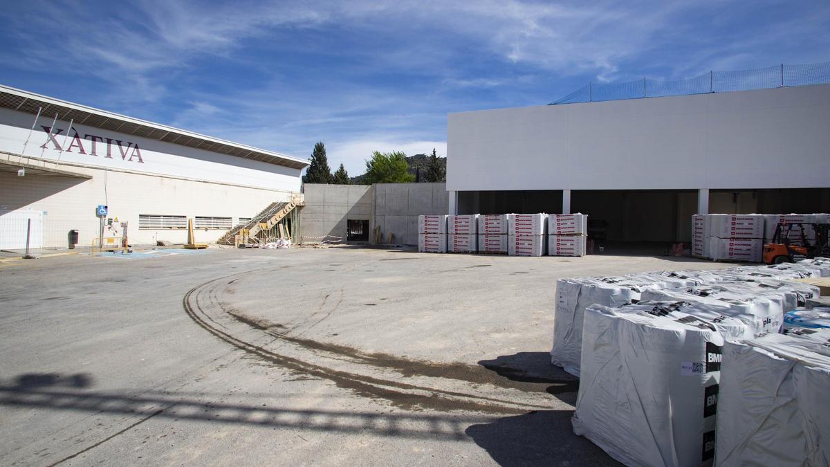 Obras en el pabellón Francisco Ballester de Xàtiva, en una imagen de este martes.