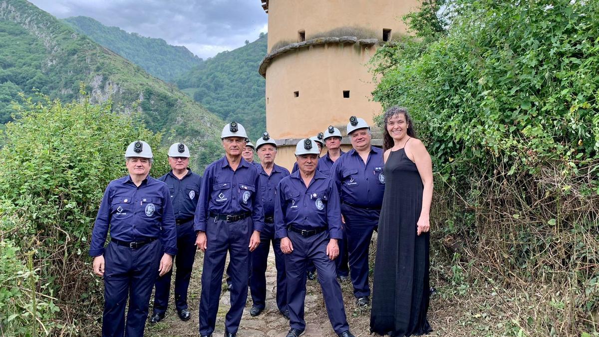 Rebeca Velasco con los componentes del Coro Minero de Turón