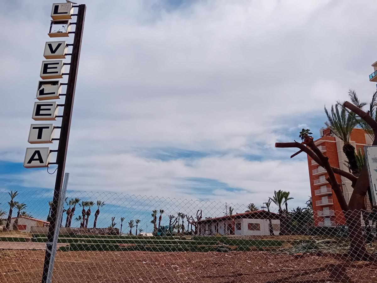 Trabajos de limpieza en una parcela de uso hotelero en La Veleta de Torrevieja