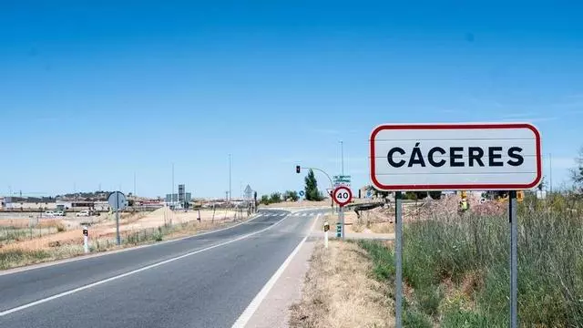 Video | Las entradas a Cáceres: la primera imagen de una ciudad que también se juega su futuro en sus accesos