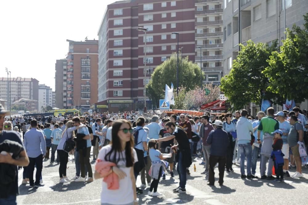 Buen ambiente en los aledaños de Balaídos en las horas previas al derbi gallego entre el Celta y el Dépor.