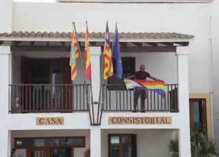 Una vecina de Formentera obliga a recolocar la bandera LGTBIQA+ en el balcón del Consell