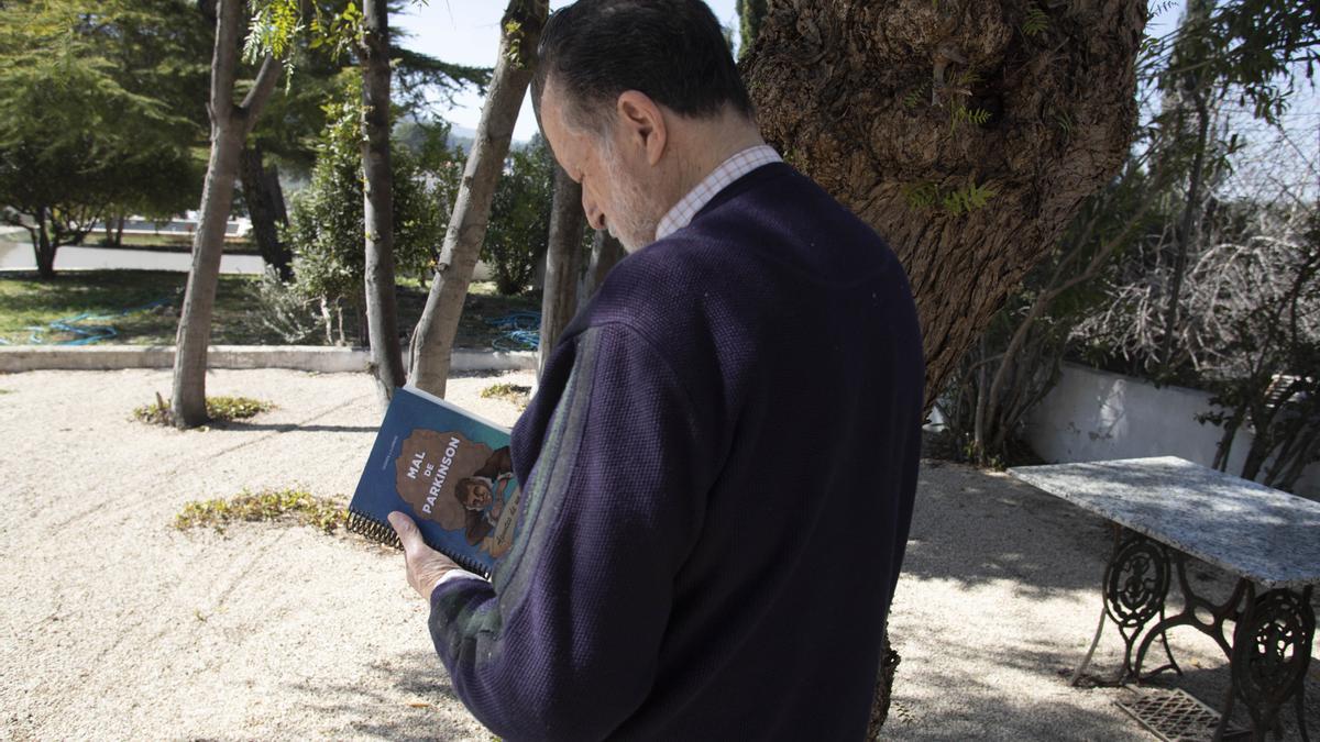 Ontinyent. Vicente J. Llorens, autor del libro &quot;Mal de parkinson&quot; que padece la enfermedad