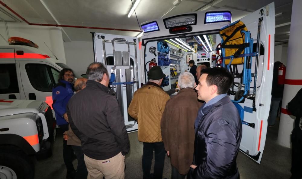 Cruz Roja de Alcoy presenta la nueva ambulancia.