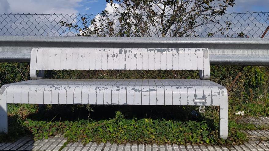 Bancos para sentarse sobre el jardín en la Rúa 25 de Xullo | A.CELA