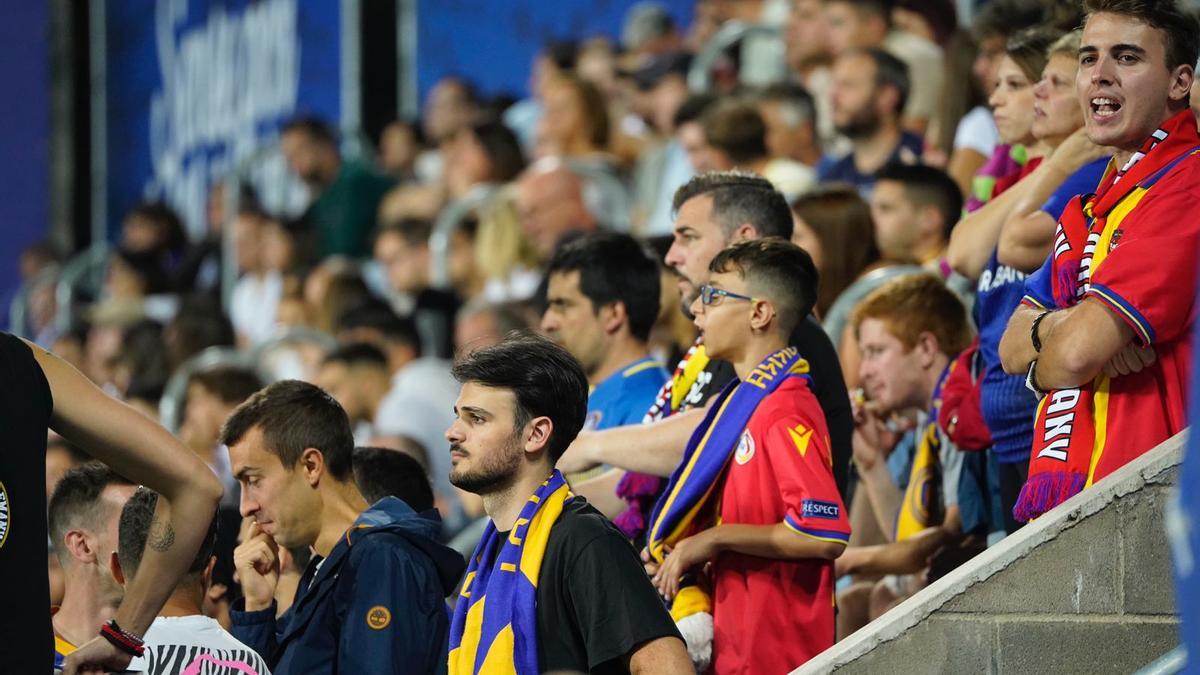 Aficionados del Andorra, en el Estadi Nacional, en el partido ante el Zaragoza.