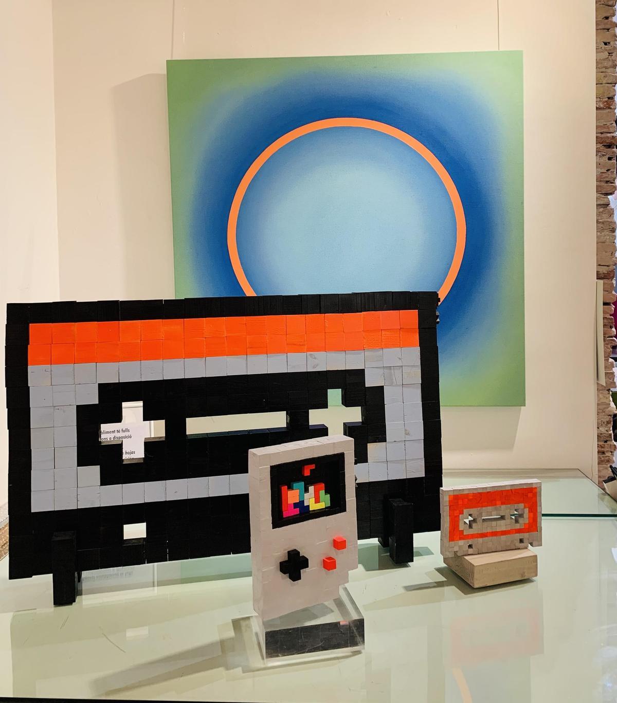 Casettes y Game Boy hechas con 'píxels' de madera.