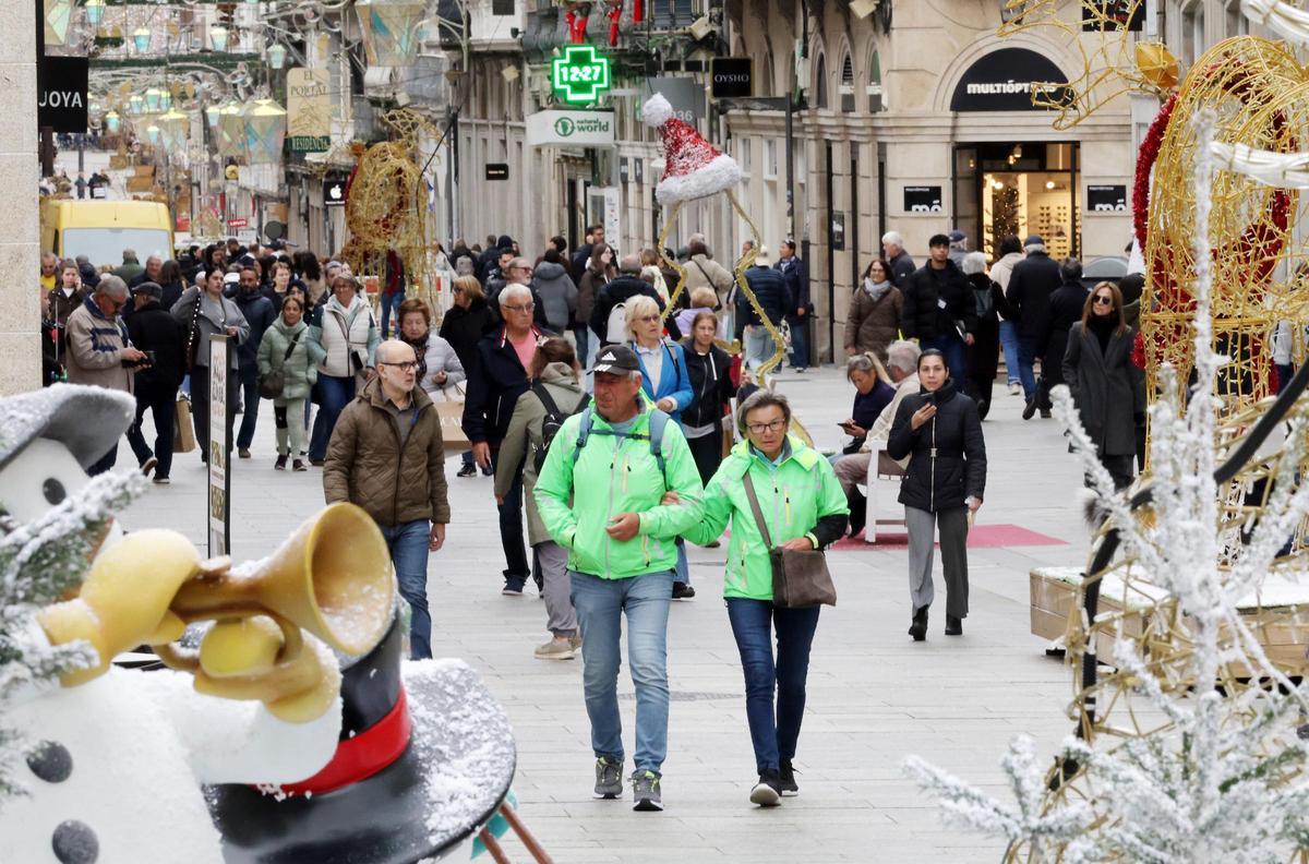 Turistas paseando por Príncipe con los adornos navideños, entre ellos cruceristas del Aidamar