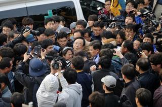 Tensión entre los familiares al recuperarse los primeros cuerpos del barco hundido en Corea